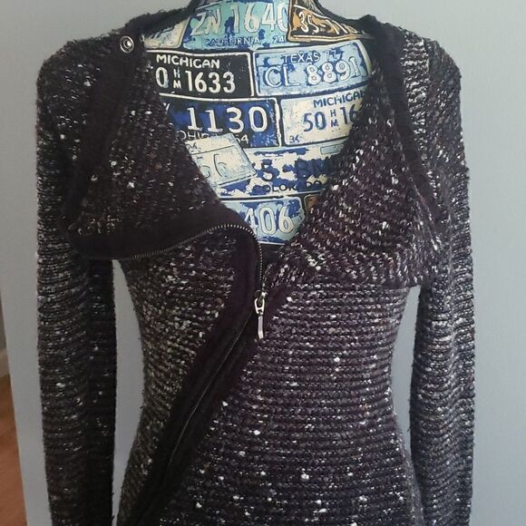 BCBGMaxazria Sweater!🖤🤎🤍   - Picture 6 of 9